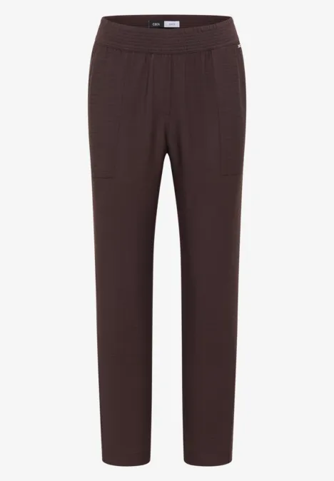 Braune, schmal geschnittene Hose mit elastischem Bund und Seitentaschen.