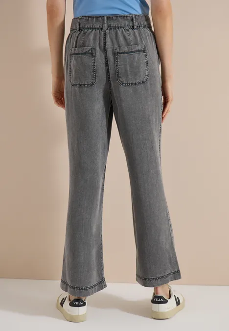 Graue, weite Jeans mit elastischem Bund und aufgesetzten Taschen von hinten