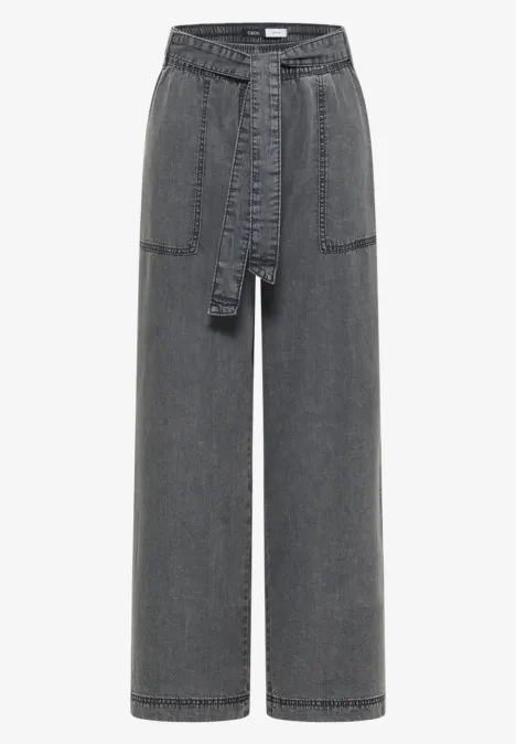 Graue, hoch taillierte Jeanshose mit weitem Bein, aufgesetzten Taschen und Bindegürtel