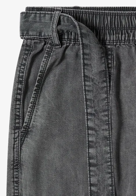 Dunkelgraue Hose aus Jeansstoff mit elastischem Bund, aufgesetzter Tasche und Bindegürtel.