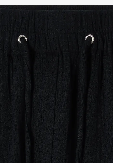 3/4 Wide Leg Hose in Musselin-Qualität Black Schwarze Hose mit Kordelzug und elastischem Bund, dezente Textur und silberne Ösen
