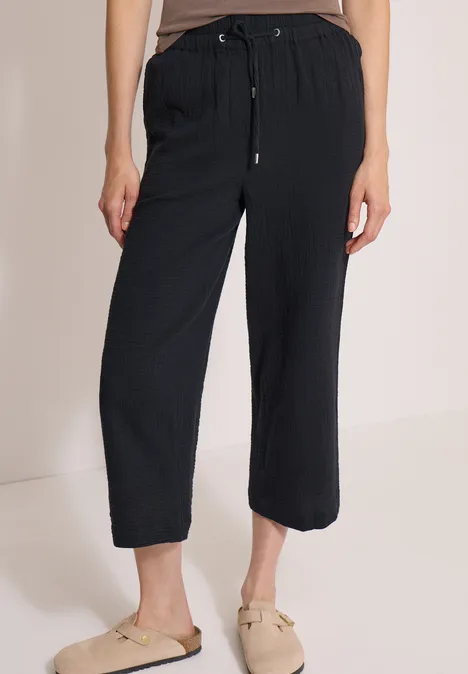 3/4 Wide Leg Hose in Musselin-Qualität Black Schwarze, lässige Leinenhose mit Kordelzug und überschnittener Beinlänge, dazu bequeme, hellbeige Loafers