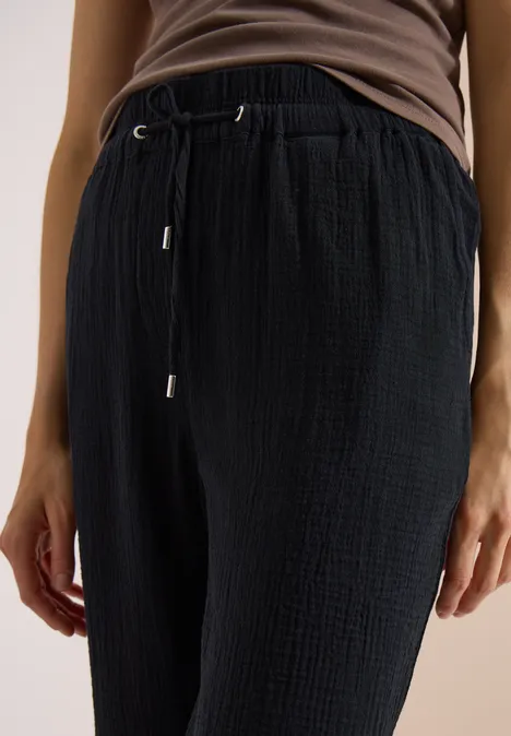 3/4 Wide Leg Hose in Musselin-Qualität Black Schwarz strukturierte Hose mit Tunnelzug in Kombination mit braunem Topansatz.