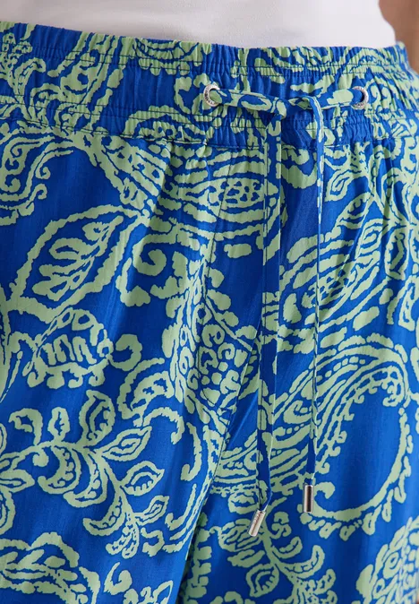 7/8 High Waist Wide Leg Hose im Loose Fit surf blue Blau-grüne Shorts mit elastischem Bund und floralem Paisley-Muster.