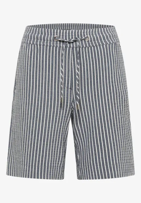 Graue Shorts mit weißen vertikalen Streifen und Kordelzugbund.