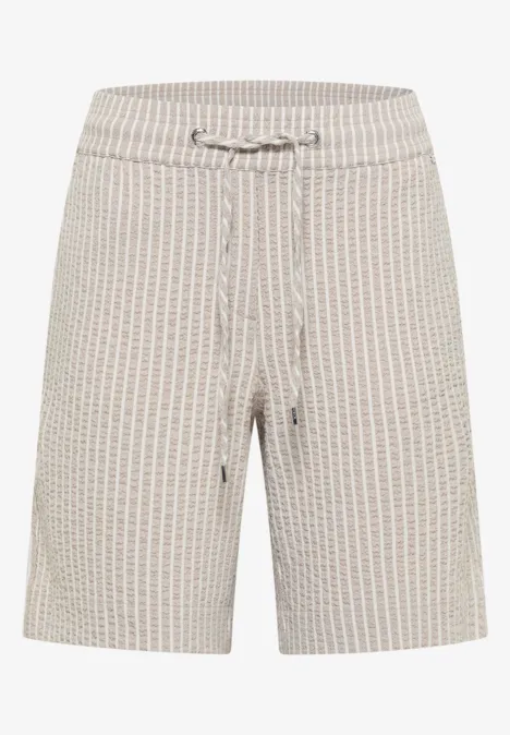 Beige Shorts mit feinem Linienmuster und Kordelzug in der Taille.