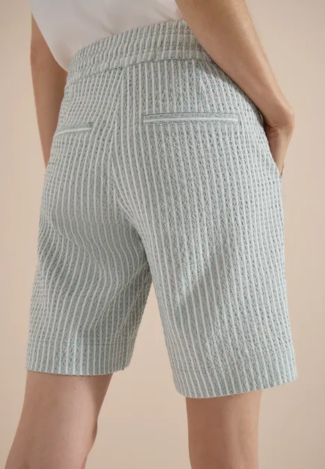 Hellblau-weiß gestreifte Bermudashorts mit hoher Taille und Taschen, knielang und sommerlich.
