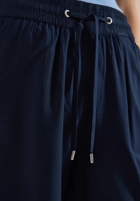 High Waist Wide Leg Shorts im Loose Fit universal blue Dunkelblaue, locker sitzende Hose mit Tunnelzug und Kordeln am Bund.