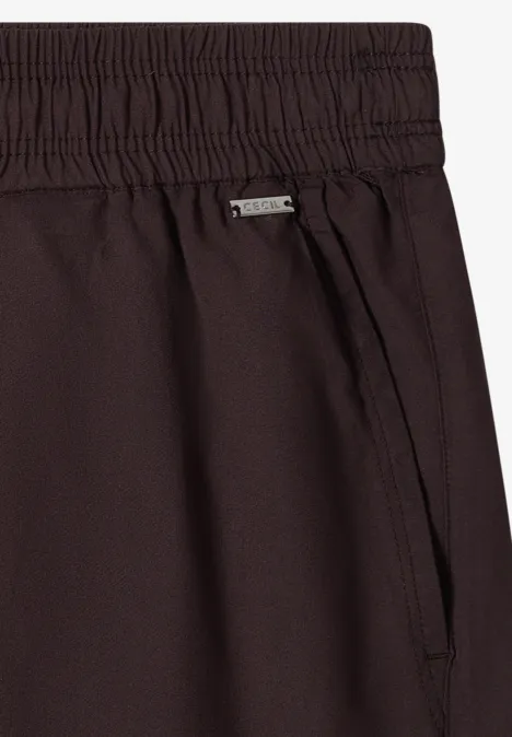High Waist Wide Leg Shorts im Loose Fit brown cacao Nahaufnahme einer dunkelbraunen Hose mit Gummibund, Seitentasche und Metall-Label