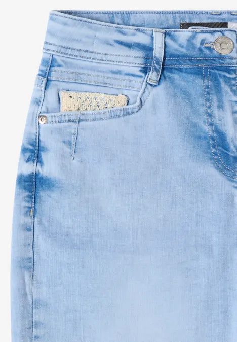Jean 7/8 Wide Leg avec détail crocheté light blue random bleached Helles hellblaue Damenjeans mit dekorativer Häkelspitze im Münzfach am vorderen Hosentaschenbereich.
