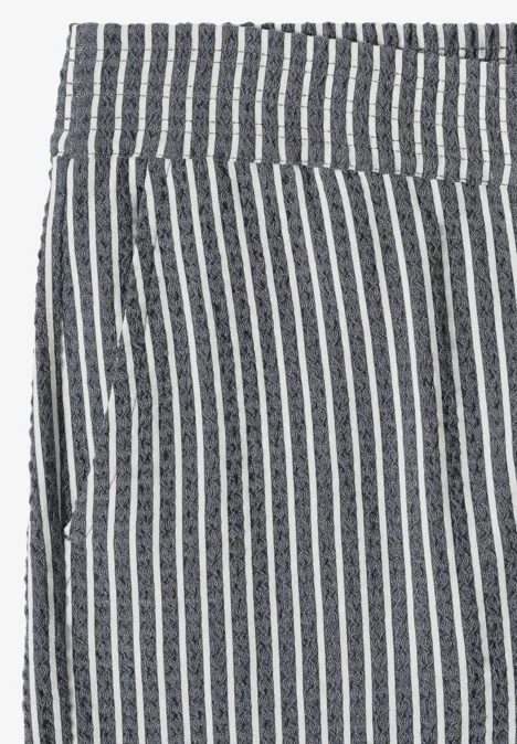 Hoch taillierte Hose mit schwarz-weißen vertikalen Streifen und seitlicher Eingrifftasche.