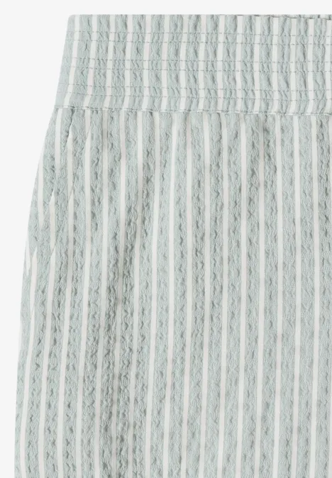 Leichter Maxi-Rock mit weiß-grauen Längsstreifen und elastischem breitem Bund.