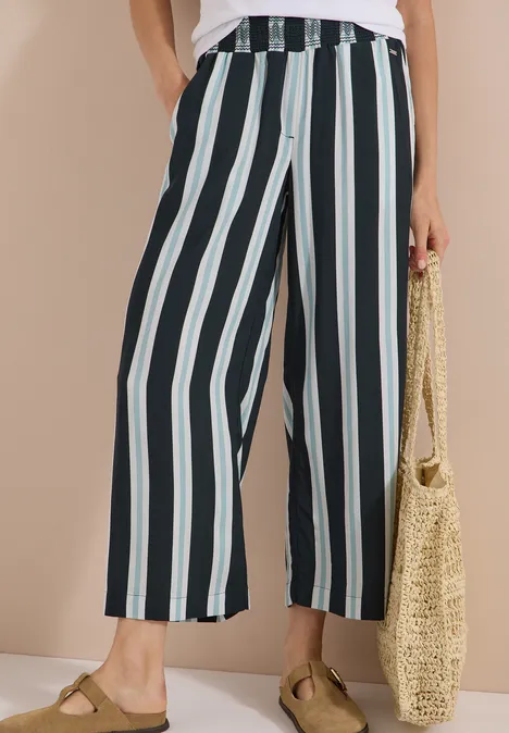 High Waist Wide Leg Hose mit Streifen palm breeze green Damen-Culotte mit vertikalen Streifen in Schwarz, Weiß und Mint, kombiniert mit Basttasche und Sandalen