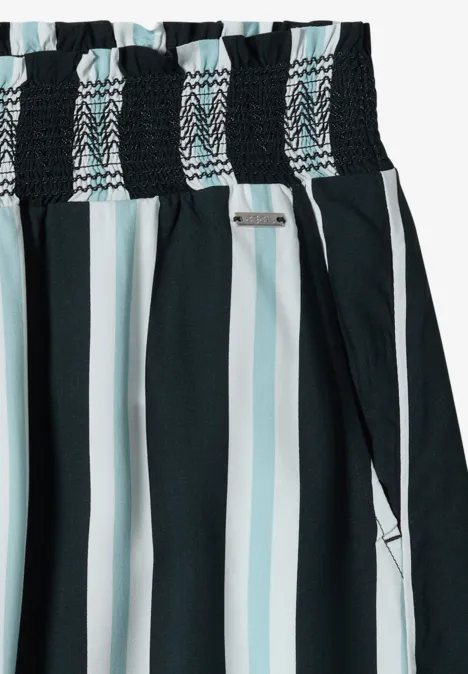 High Waist Wide Leg Hose mit Streifen palm breeze green Blick auf ein gestreiftes Kleidungsstück mit elastischem, gerafftem Bund in Schwarz, Hellblau und Weiß.