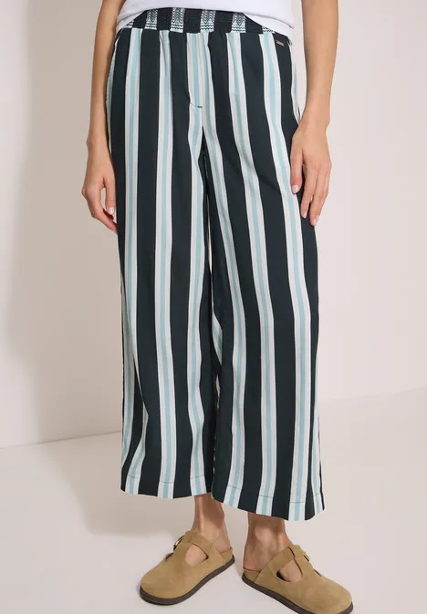 High Waist Wide Leg Hose mit Streifen palm breeze green Weite, knöchellange Hose mit dunklen und hellen vertikalen Streifen und Sandalen.