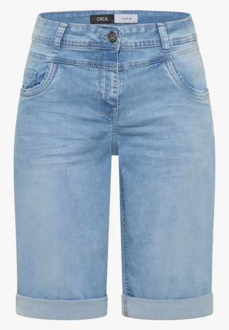 Short en jean bleu clair avec revers au bas et poches classiques