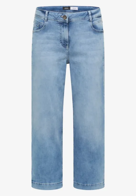 Lichtblauwe jeans met rechte pasvorm, middenhoge taille en klassieke vijf zakken.
