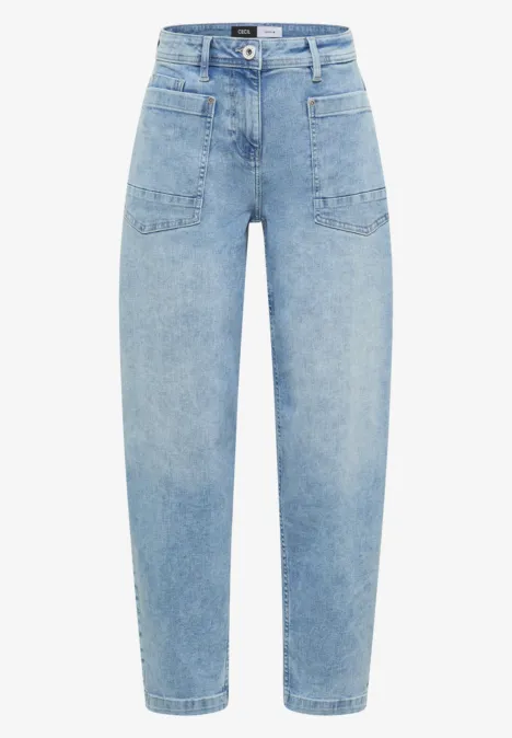 Barrel Leg Jeans mit aufgesetzten Taschen light blue used wash Hellblaue Jeanshose mit hohem Bund, locker geschnittenen Beinen und aufgesetzten Taschen vorne.