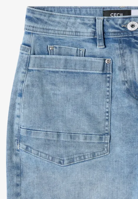 Barrel Leg Jeans mit aufgesetzten Taschen light blue used wash Nahaufnahme einer hellblauen Jeans mit aufgesetzter Tasche und Gürtelschlaufen.