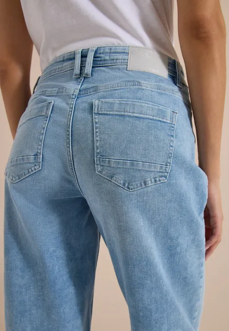 Barrel Leg Jeans mit aufgesetzten Taschen light blue used wash Rückansicht einer Person in hellblauen Jeans.