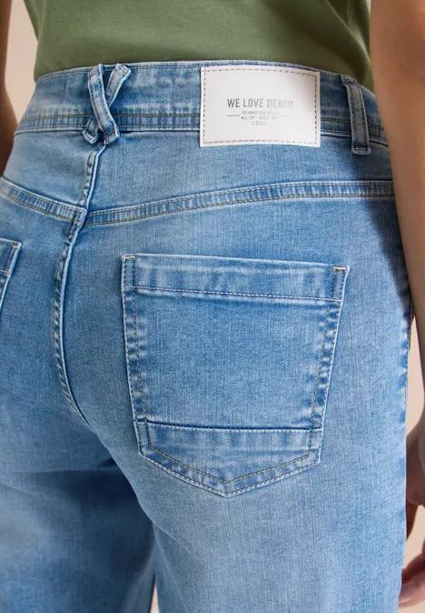 Achteraanzicht van een lichtblauwe spijkerbroek met een opgestikte zak en merkembleem bij de taille.