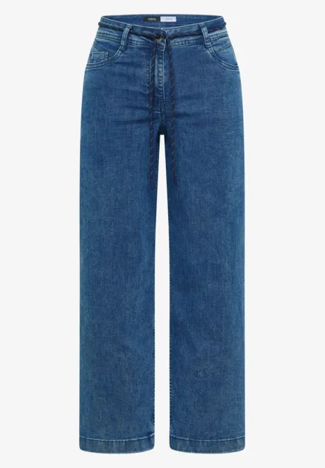 Un jean bleu droit à jambes larges.