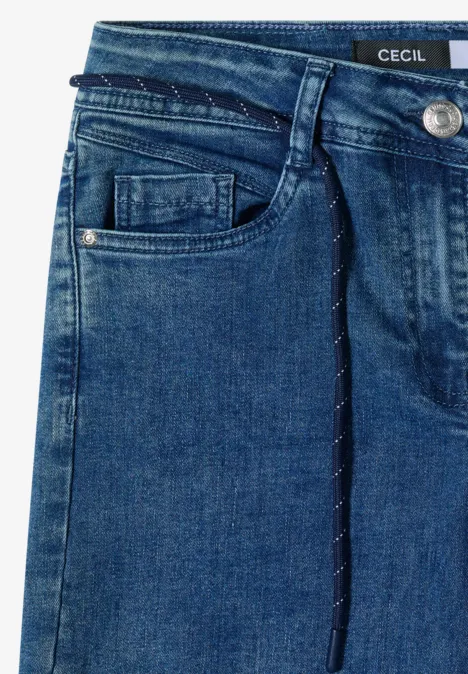 Jean bleu avec passants, poche à monnaie, cordon de serrage et étiquette 'CECIL' à la taille.