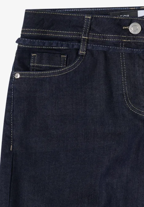 Dunkelblaue Jeans mit sichtbarer Gürtelschlaufe, Münztasche und silbernem Knopf.