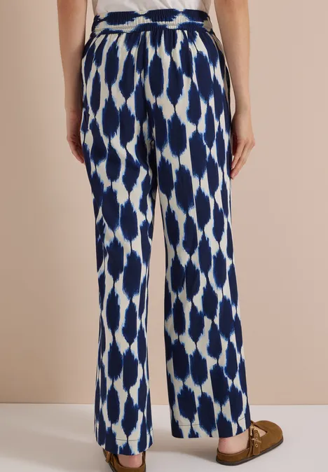 Pantalon ample en tissu à motif géométrique bleu et blanc.