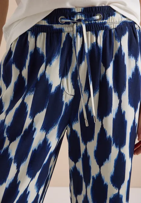 Ample pantalon à cordon de taille avec motif abstrait bleu et blanc.