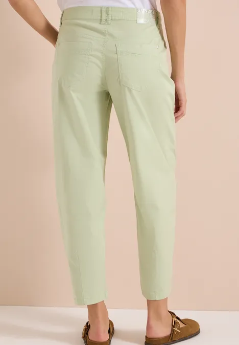 Barrel Leg Hose in Papertouch Qualität raw matcha lime Pastellgrüne, locker sitzende Hosen mit hohem Bund, kombiniert mit braunen Mokassins, Rückansicht.