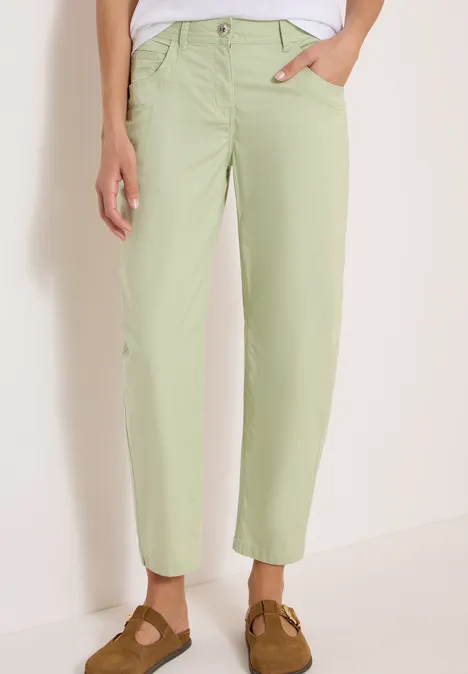 Barrel Leg Hose in Papertouch Qualität raw matcha lime Damenhose in hellem Pastellgrün mit geradem Schnitt, Taschen und Knopfverschluss.