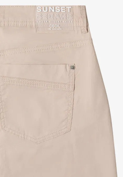 Barrel Leg Hose in Papertouch Qualität cashmere beige Nahaufnahme einer beige-farbenen Hose mit sichtbarer Gesäßtasche und feinen Nähten.