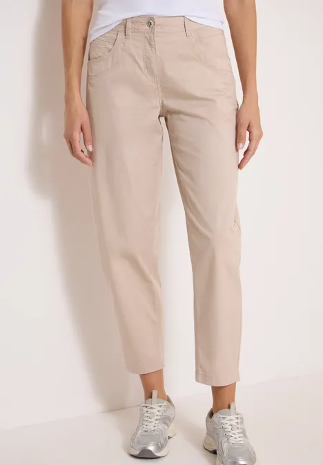 Barrel Leg Hose in Papertouch Qualität cashmere beige Beinansicht einer Person in beigen, lässigen, gerade geschnittenen Hosen und silbernen Sneakern.