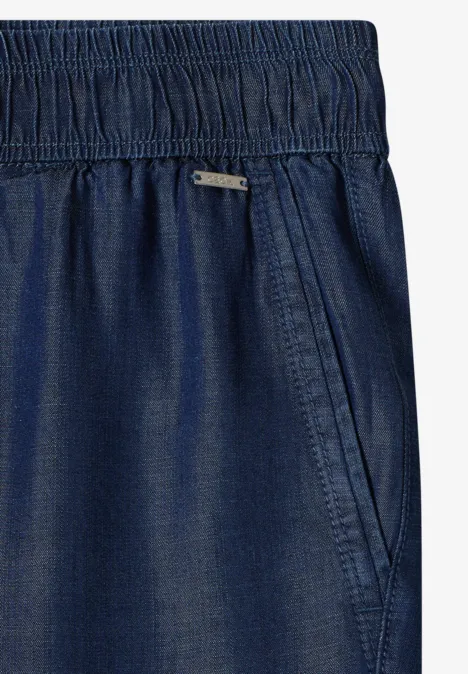 Dunkelblauer Denimrock mit elastischem Bund und seitlichen Eingriffstaschen.