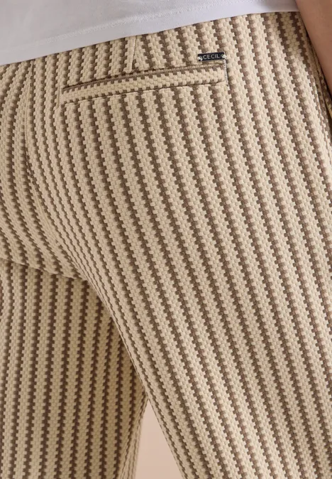 Beige-weiße gestreifte Strickhose mit Gesäßtasche