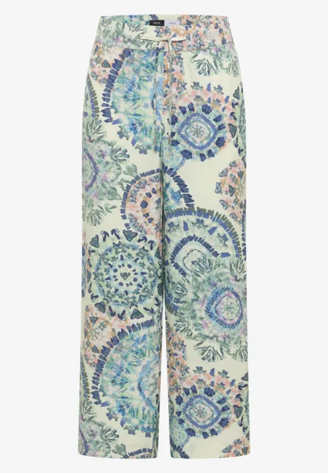 High Waist Wide Leg Hose im Loose Fit vanilla white Weite Stoffhose mit pastellfarbenem Mandala- und Blumenmuster in Blau, Grün und Creme. Leicht und elegant.