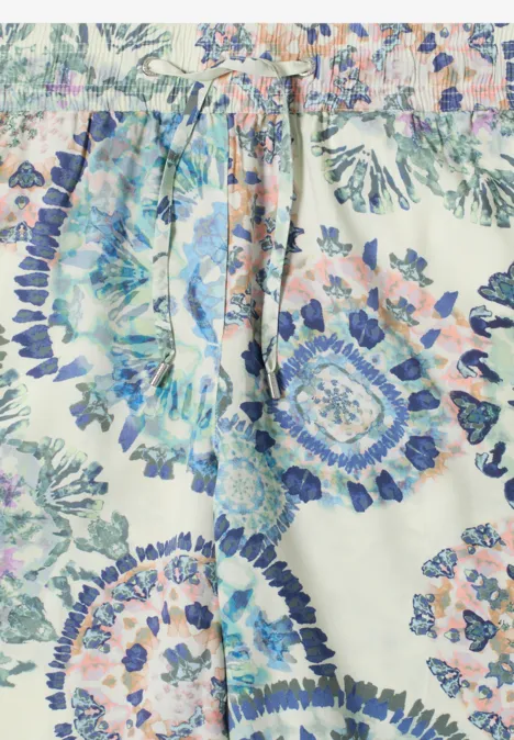 High Waist Wide Leg Hose im Loose Fit vanilla white Weißes Kleid mit pastellfarbenen Batik-Kreisen und Tunnelzug an der Taille.