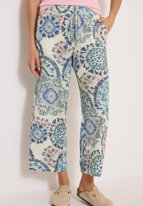 High Waist Wide Leg Hose im Loose Fit vanilla white Weite, helle Stoffhose mit blau-grünem Blumen- und Mosaikmuster