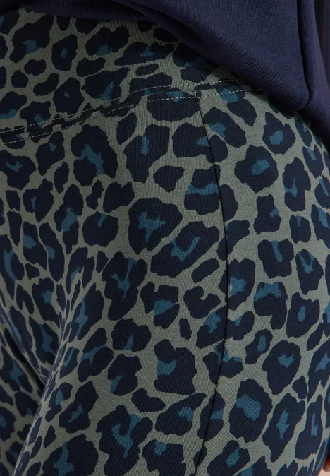 Nahaufnahme einer Hose mit blau-schwarzem Leopardenmuster.