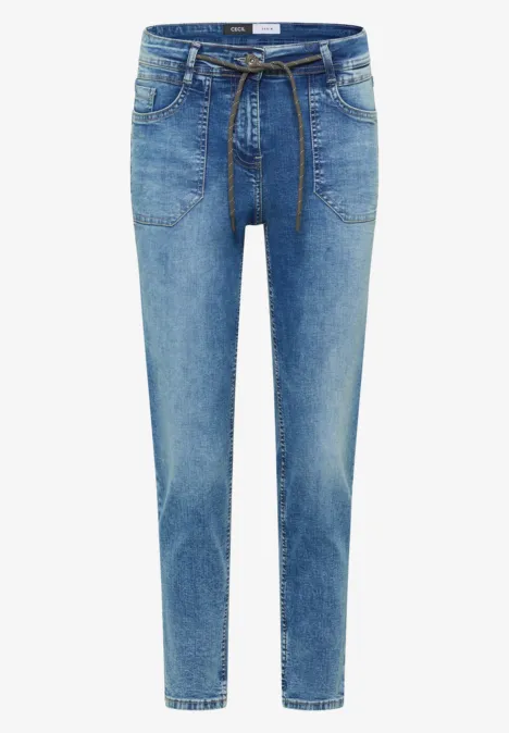 Helle Damenjeans mit hohem Bund, Kordelzug und schmal zulaufenden Beinen im lässigen Look.