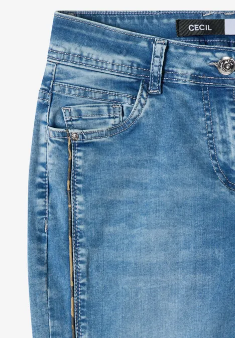 Verwaschene hellblaue Jeans mit sichtbarem Reißverschluss seitlich, Gürtelschlaufen und Markenlabel innen.