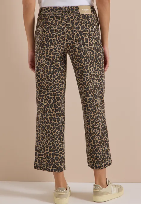 High Waist Wide Leg Jeans mit Leo-Muster creamy mocha Rückenansicht: Frau in knöchellanger Animal-Print-Hose in Braun/Schwarz mit rohem Saum und hellen Sneakern.