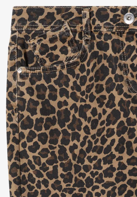 High Waist Wide Leg Jeans mit Leo-Muster creamy mocha Nahaufnahme eines Kleidungsstücks mit Leopardenmuster in Braun- und Schwarztönen.