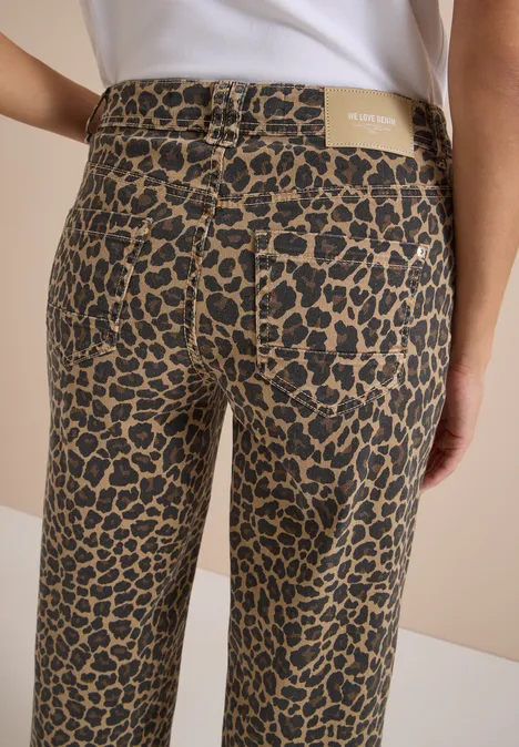 High Waist Wide Leg Jeans mit Leo-Muster creamy mocha Rückansicht einer Person in Hose mit Leopardenmuster (beige/schwarz) und weißem Oberteil.