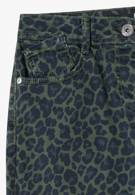 Grüne Jeans mit schwarzem Leopardenmuster, silberner Knopf und vorderer Münztasche.