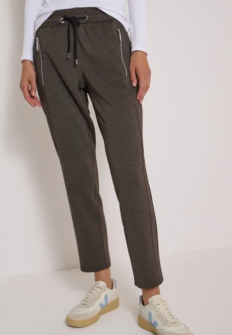 Pantalon de jogging gris foncé avec cordon et baskets blanches