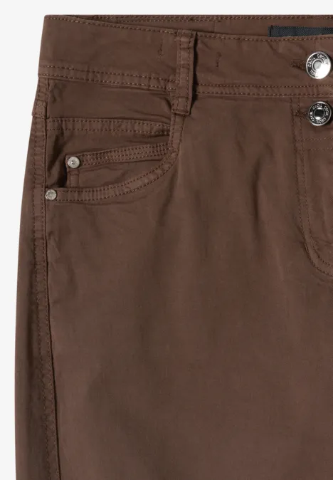 Mid Waist Barrel Leg Hose im Casual Fit urban taupe Bruine broek met riemlussen, twee metalen knopen en voorzakken.