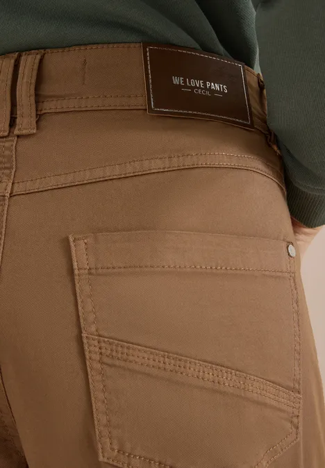 Gros plan sur un pantalon marron avec poche arrière et étiquette "We Love Pants".