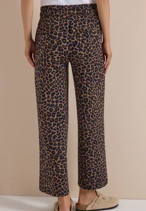 Broek met Wide Leg pijpen van Silk-Touch-kwaliteit creamy mocha Weit geschnittene, knöchellange Hose mit braun-schwarzem Leopardenmuster und elastischem Bund.